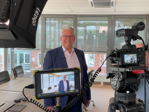 Dr. Roland Krumm von der Elmos Semiconductor SE im Interview Dr. Roland Krumm (Elmos Semiconductor SE) im Interview