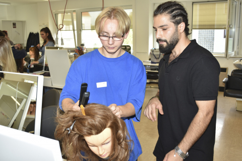 Ein Schüler beim angeleiteten Workshop in der Friseurwerkstatt Ein Schüler beim angeleiteten Workshop in der Friseurwerkstatt