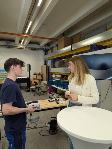 Azubi Kamil und Anastasia Rudi mit der digitalen Feile 