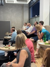 Teilnehmende im Café TwentyOne