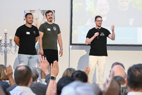 Überzeugten mit ihrem Pitch das Publikum und gewinnen den GESCHMACKSTALENTE-Publikumspreis - Deniz Özdemir, Phil Couwenbergs und Philipp Steinke (v.l.n.r.) von Schluck & Schnack