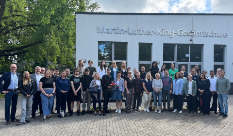 Gruppenbild mit den Vertreter*innen der Unternehmen und ihre zukünftigen Auszubildenden von der Martin-Luther-King-Gesamtschule