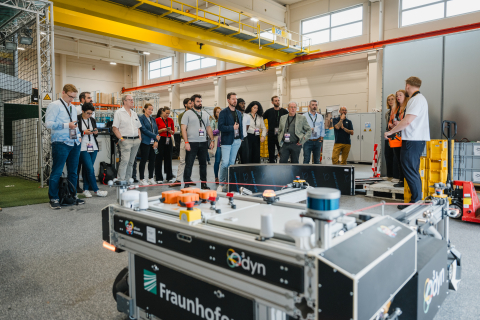 Die internationalen Gäste der Digitalen Woche Dortmund bei der Vorstellung des Instituts für Materialfluss und Logistik (IML)