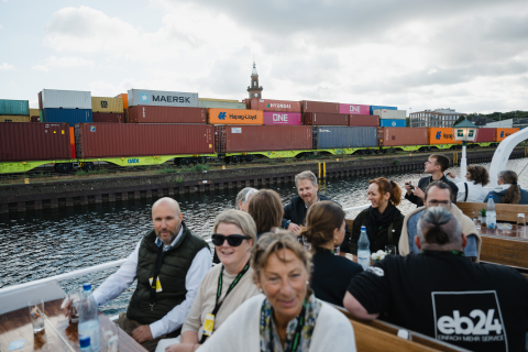 Die internationalen Gäste der Digitalen Woche Dortmund bei der Vorstellung des Instituts für Materialfluss und Logistik (IML)