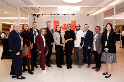 Bei der Nanokonferenz begrüßen Heike Marzen, Mona Neubaur (NRW-Ministerin für Wirtschaft, Industrie, Klimaschutz und Energie) und die Chargée d’Affaires der kanadischen Botschaft, Evelyne Coulombe, die kanadische Delegation.