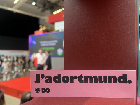 J'adortmund. Wortspiel aus dem französischen "J'adore" (Ich liebe) und Dortmund.
